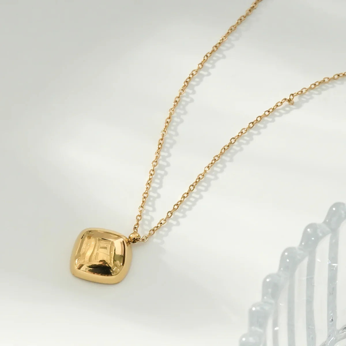 Collier Lina Amani doré porté à une longueur classique