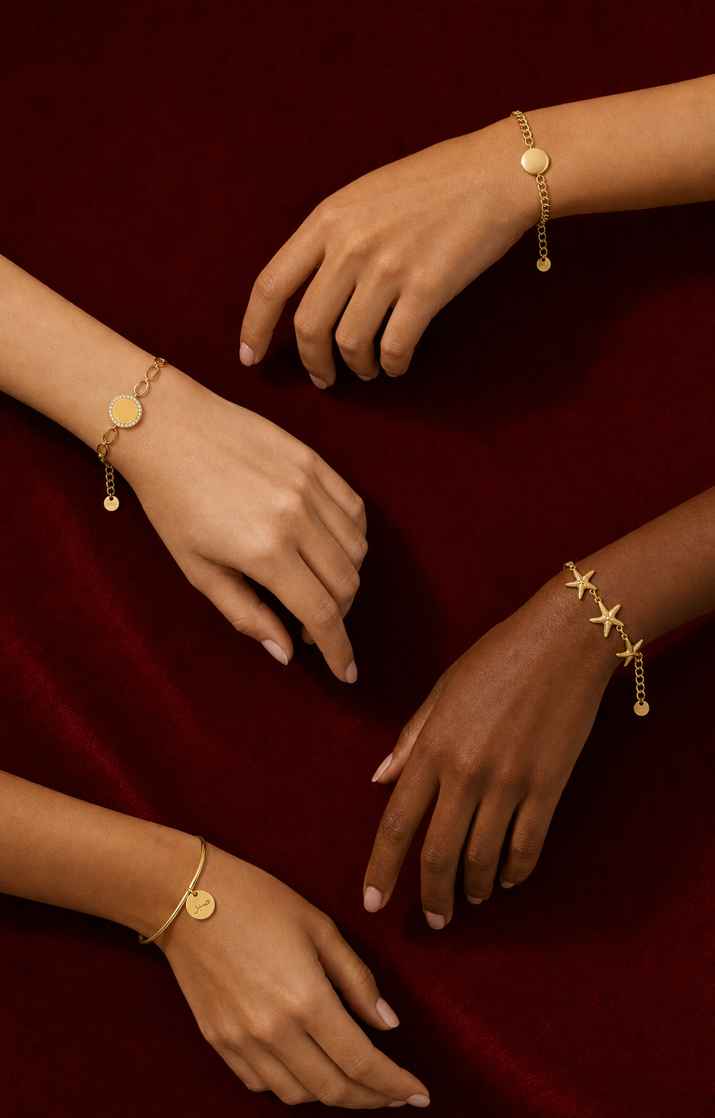 Collection de bracelets dorés Amani sur fond rouge grenat
