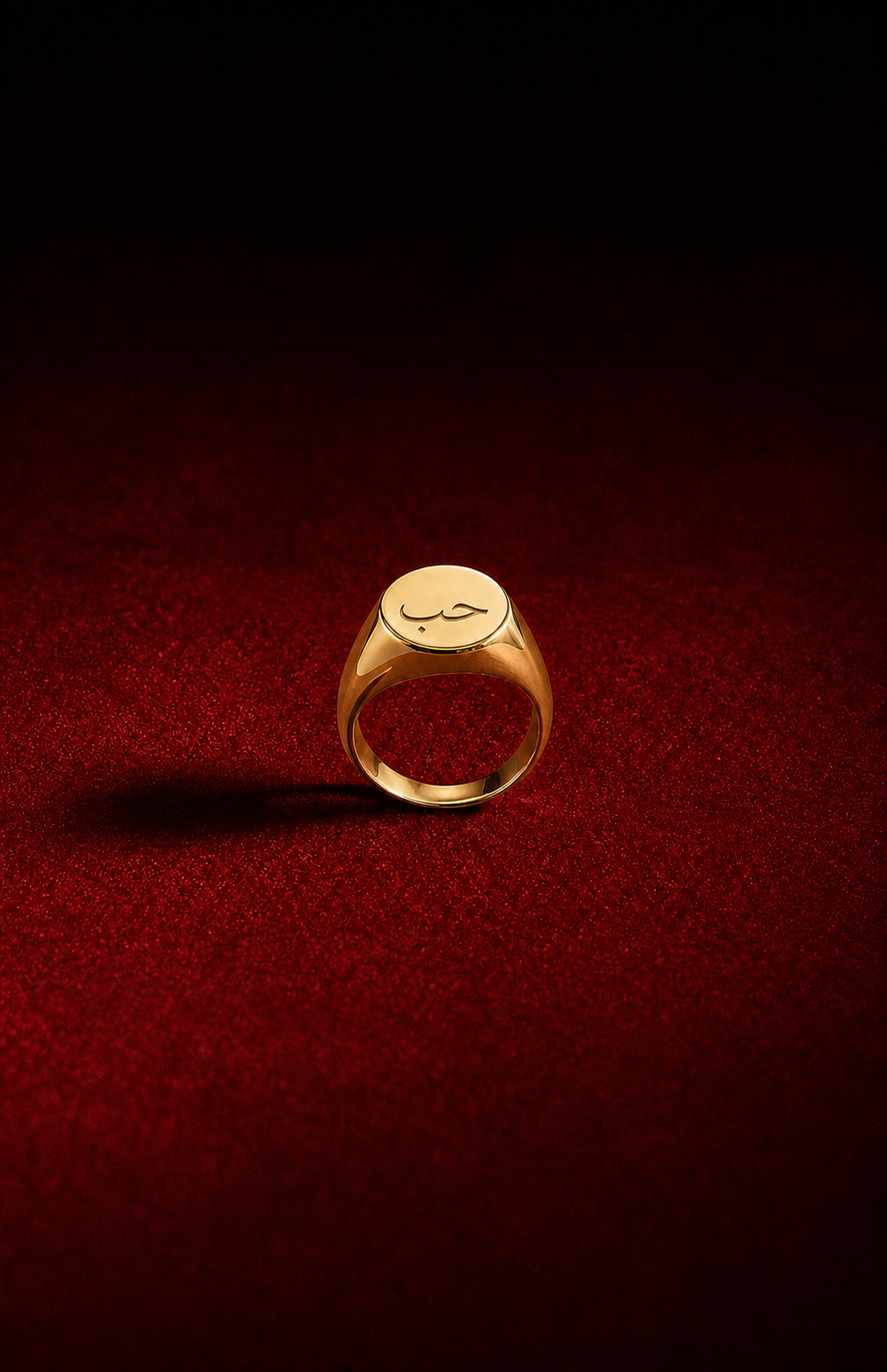 Bague chevalière dorée à médaille ronde sur fond rouge signature Amani by Layal