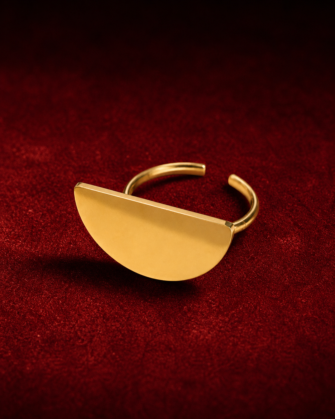 Bague Rayhana personnalisable sur fond rouge signature Amani by Layal
