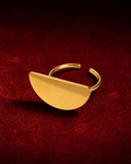 Bague Rayhana personnalisable sur fond rouge signature Amani by Layal