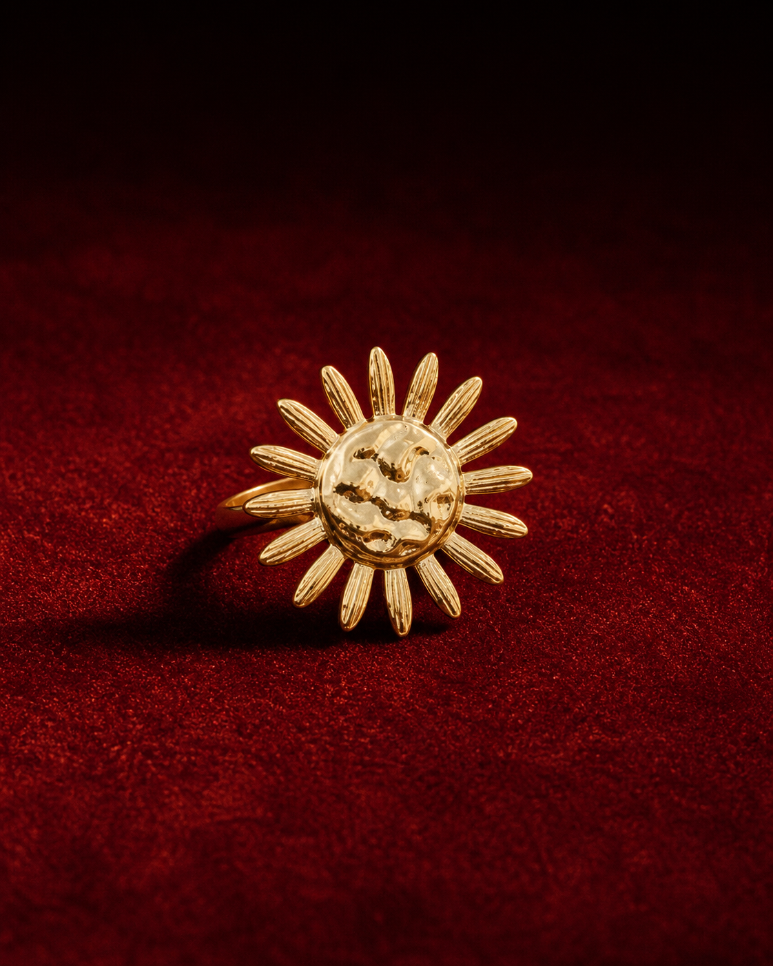Bague soleil dorée ajustable sur fond rouge signature Amani by Layal