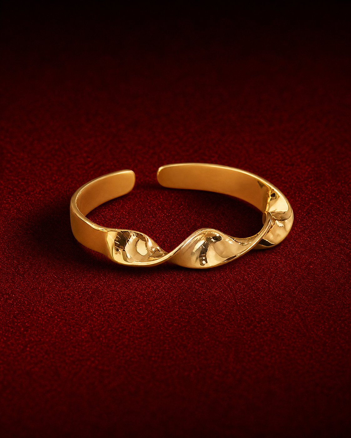 Bague Veyra sur fond rouge signature Amani by Layal