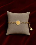 Bracelet Nûr personnalisable sur fond rouge signature Amani by Layal