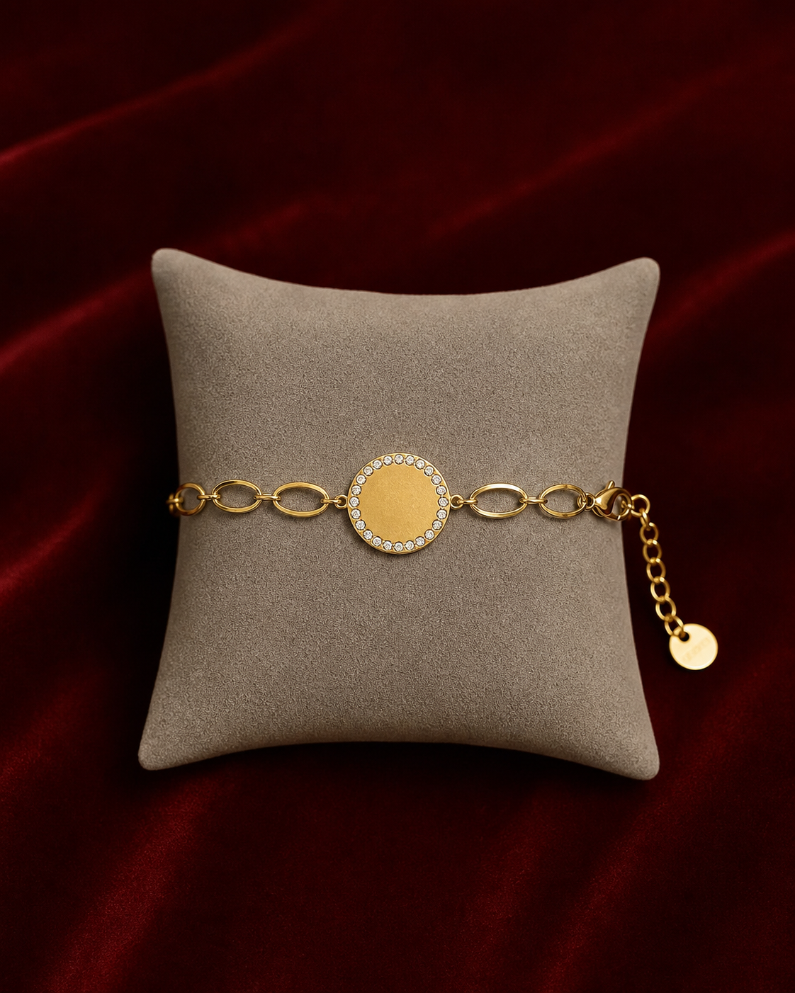 Bracelet Nûr personnalisable sur fond rouge signature Amani by Layal
