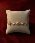 Bracelet océan aux étoiles de mer scintillantes sur fond rouge signature Amani by Layal