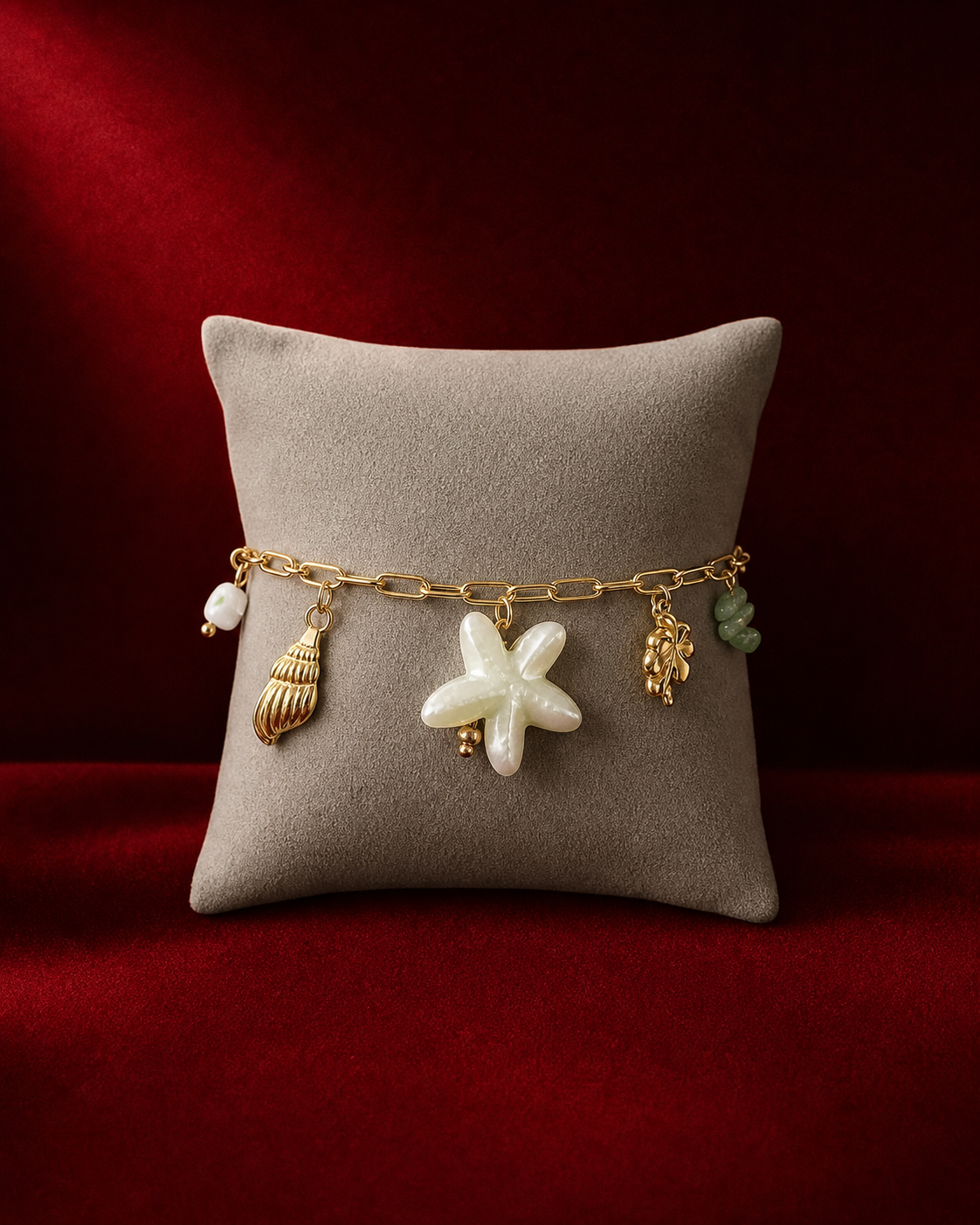 Bracelet océan à fleur nacrée et coquillages sur fond rouge signature Amani by Layal