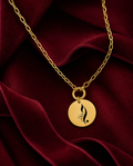 Collier Amour et paix personnalisable en arabe sur fond rouge signature Amani by Layal