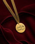 Collier Derrière la patience personnalisable sur fond rouge signature Amani by Layal