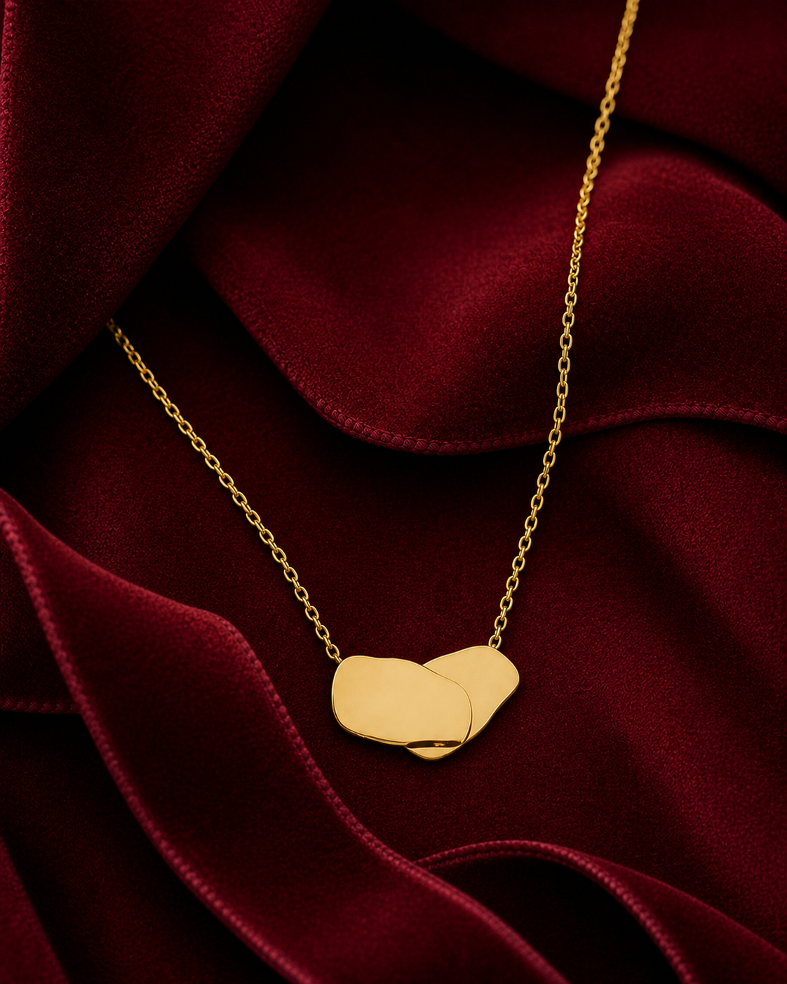 Collier double médaille rectangulaire doré sur fond rouge signature Amani by Layal