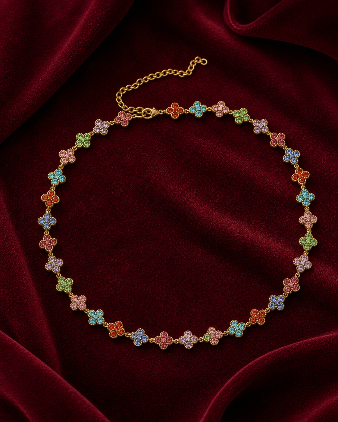 Collier doré à fleurs multicolores sur fond rouge signature Amani by Layal