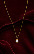 Collier Haya sur fond rouge signature Amani by Layal