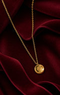Collier Kāmila doré personnalisable sur fond rouge signature Amani by Layal