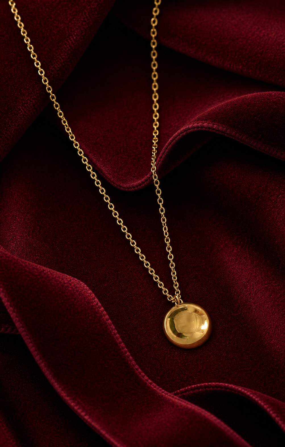 Collier Kāmila doré personnalisable sur fond rouge signature Amani by Layal