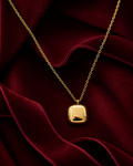 Collier Lina doré personnalisable sur fond rouge signature Amani by Layal