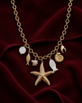Collier océan à breloques marines sur fond rouge signature Amani by Layal