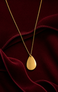 Collier Raha doré personnalisable sur fond rouge signature Amani by Layal