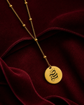 Collier Sabr personnalisable en arabe sur fond rouge signature Amani by Layal